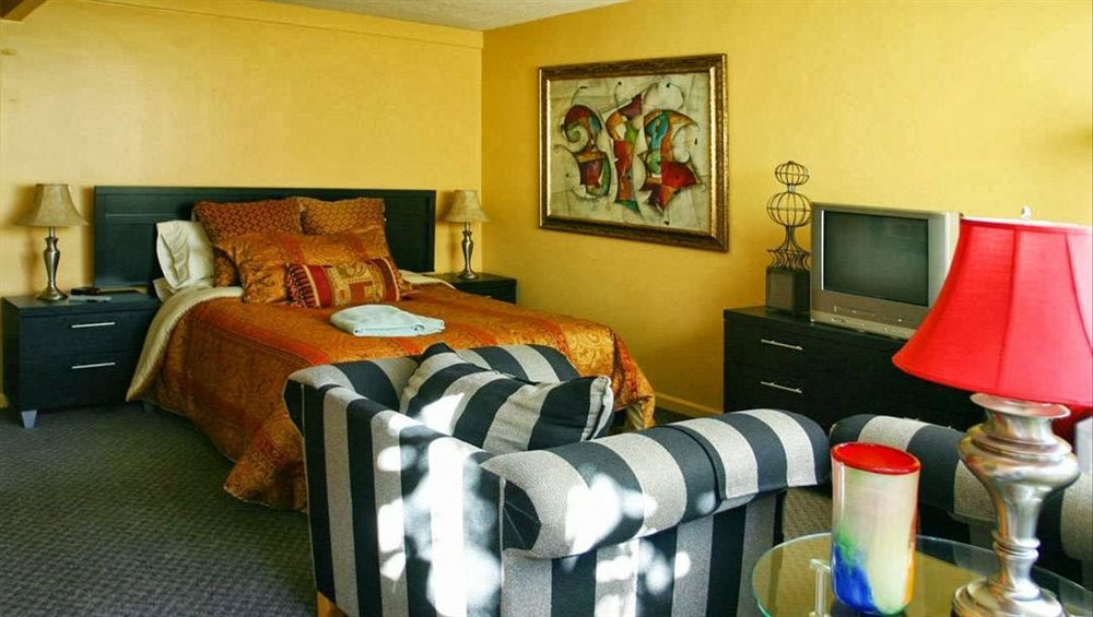 Triangle Inn - Clothing Optional Resort For Men Palm Springs Exterior photo